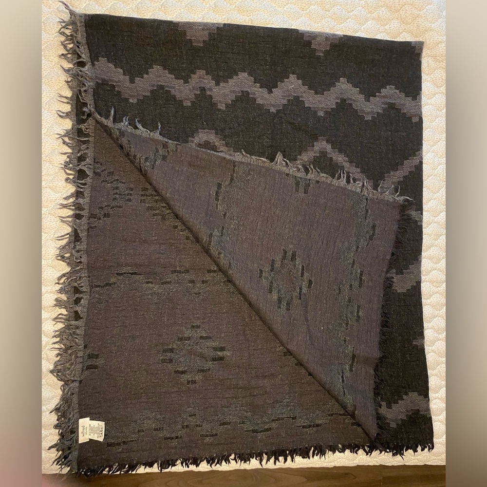 Aritzia - Wilfred 100% Wool Charcoal and Gray Geometric Scarf